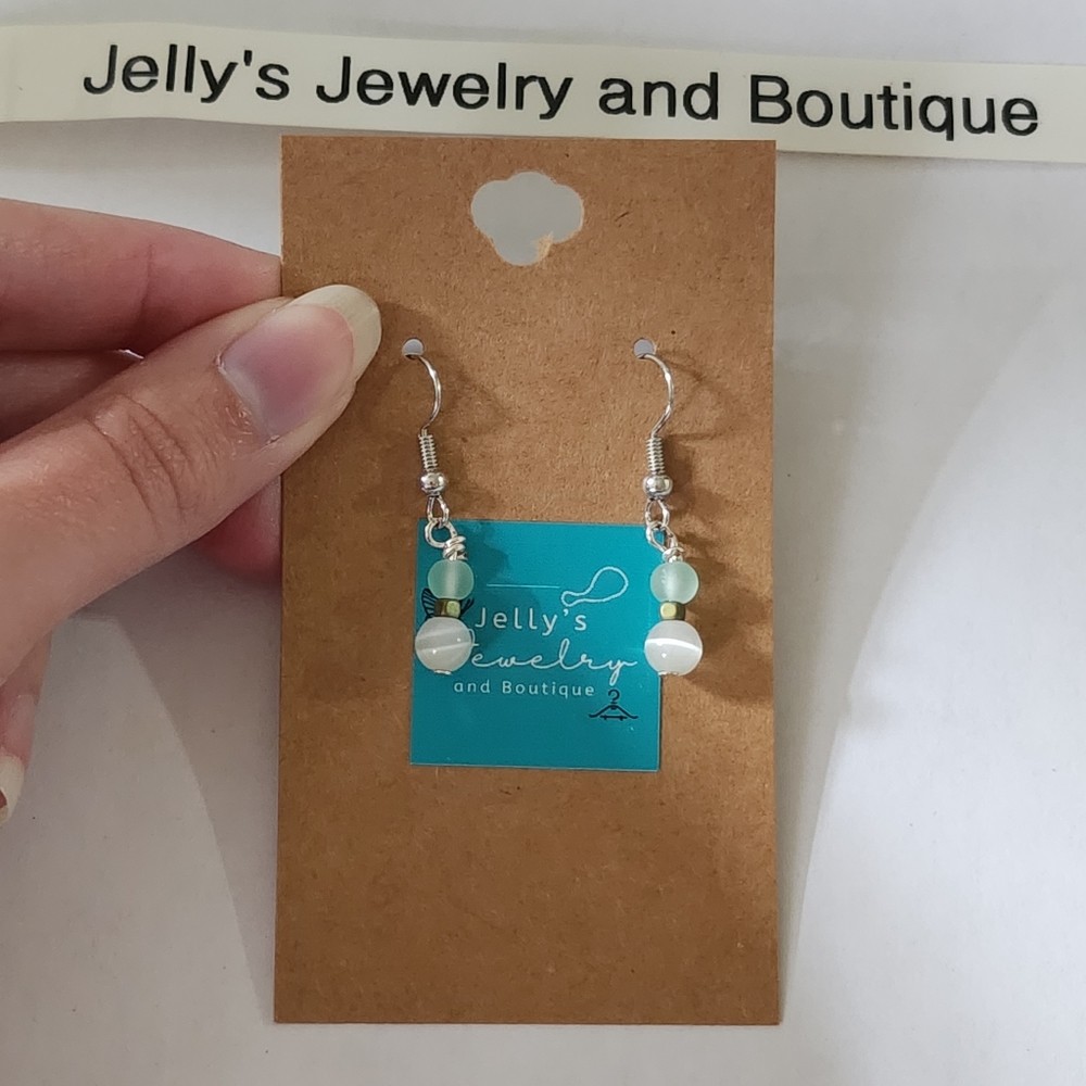 Jelly's Jewelry and Boutique Handcrafted, NWT, Green & White Glass Bead Earring